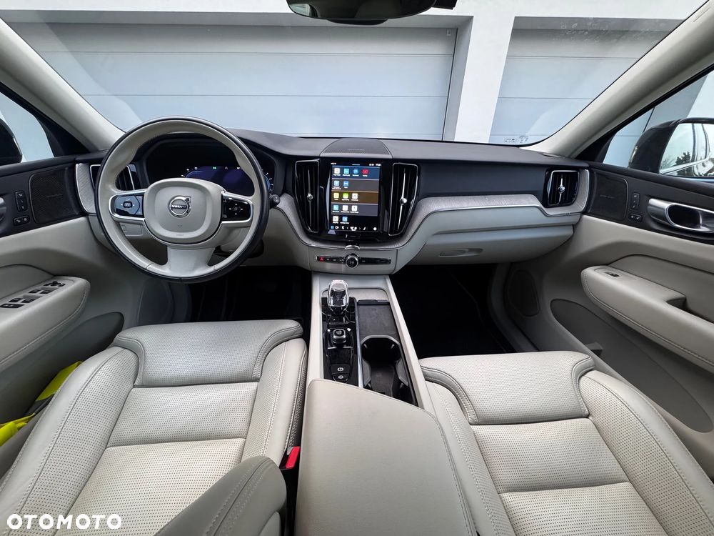 Volvo XC 60 B4 B Plus Dark - 2