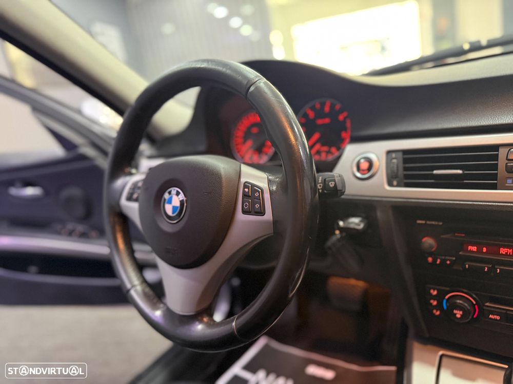 BMW 320 dA Exclusive - 17