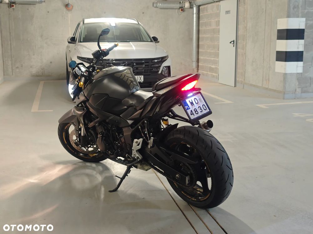 Suzuki GSR - 4
