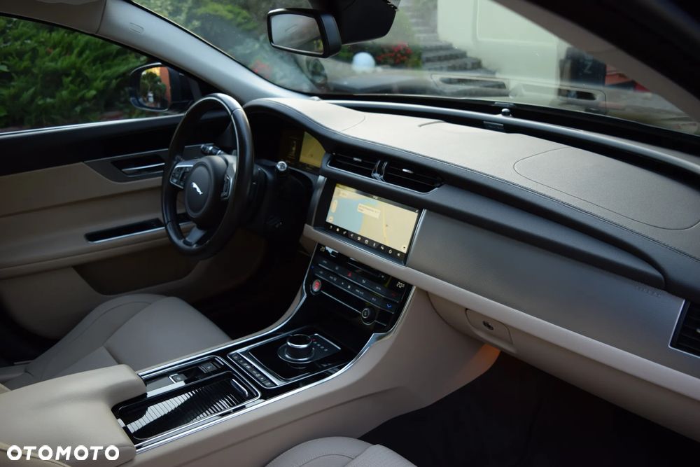 Jaguar XF 2.0 i4D AWD Prestige - 11