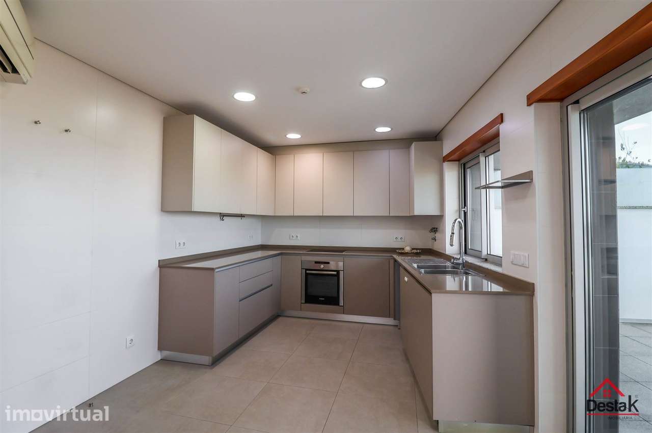 Apartamento T6 junto ao Palácio do Gelo, em Viseu - Grande imagem: 3/48