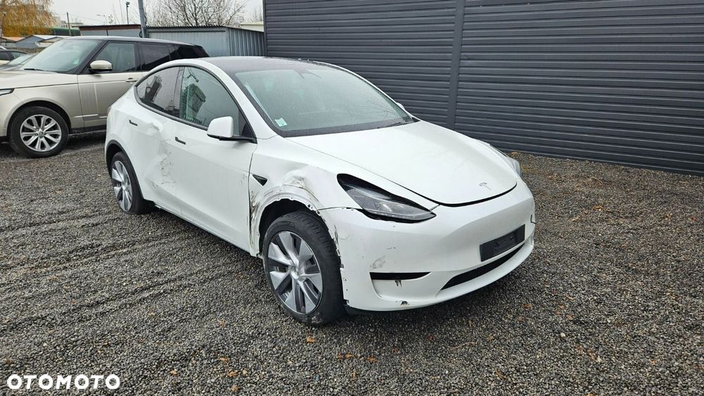 Tesla Model Y 2023 photo 2