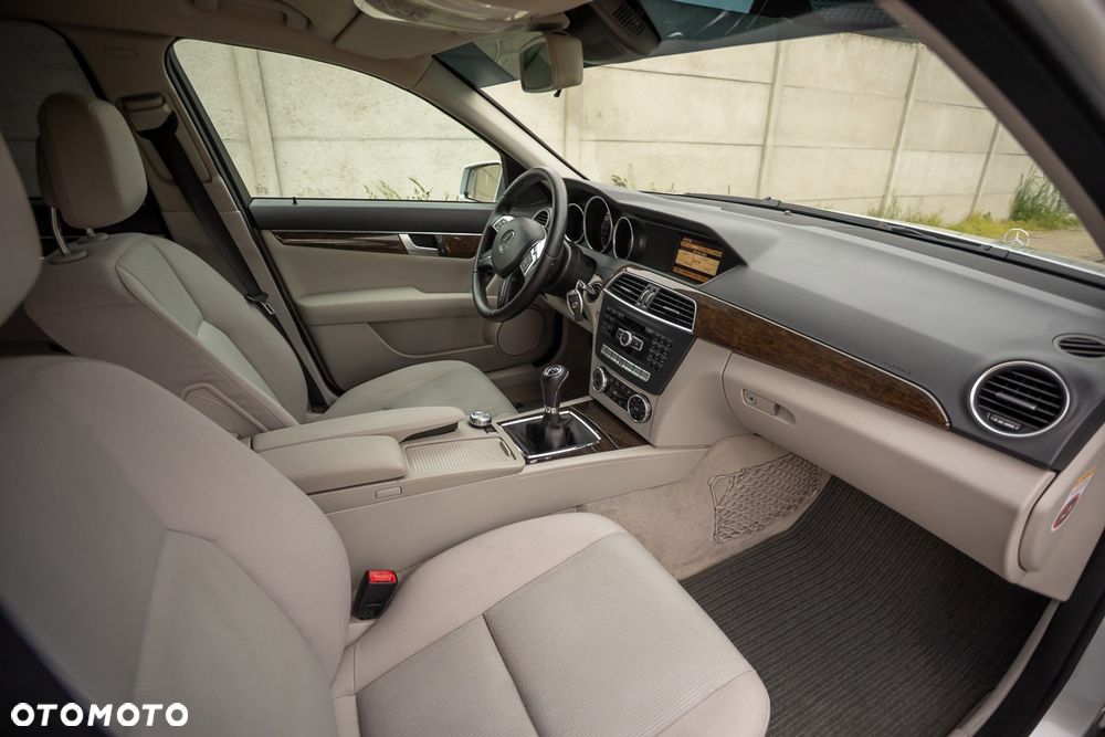 Mercedes-Benz Klasa C 200 CGI BlueEff Elegance - 25