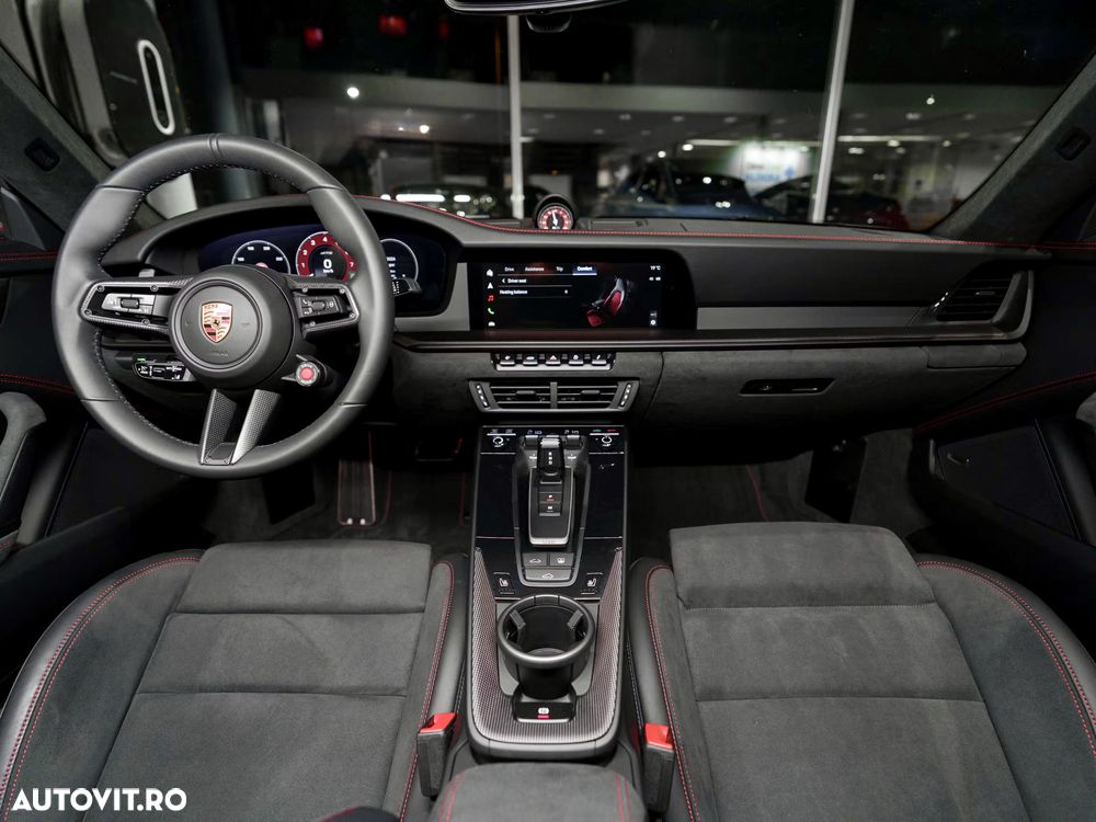 Porsche 911 Carrera 4 GTS PDK - 12