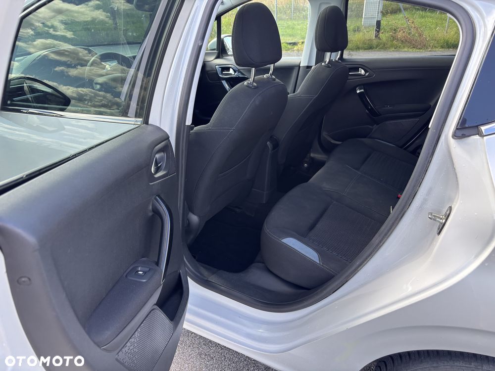 Peugeot 208 1.2 PureTech Allure - 12