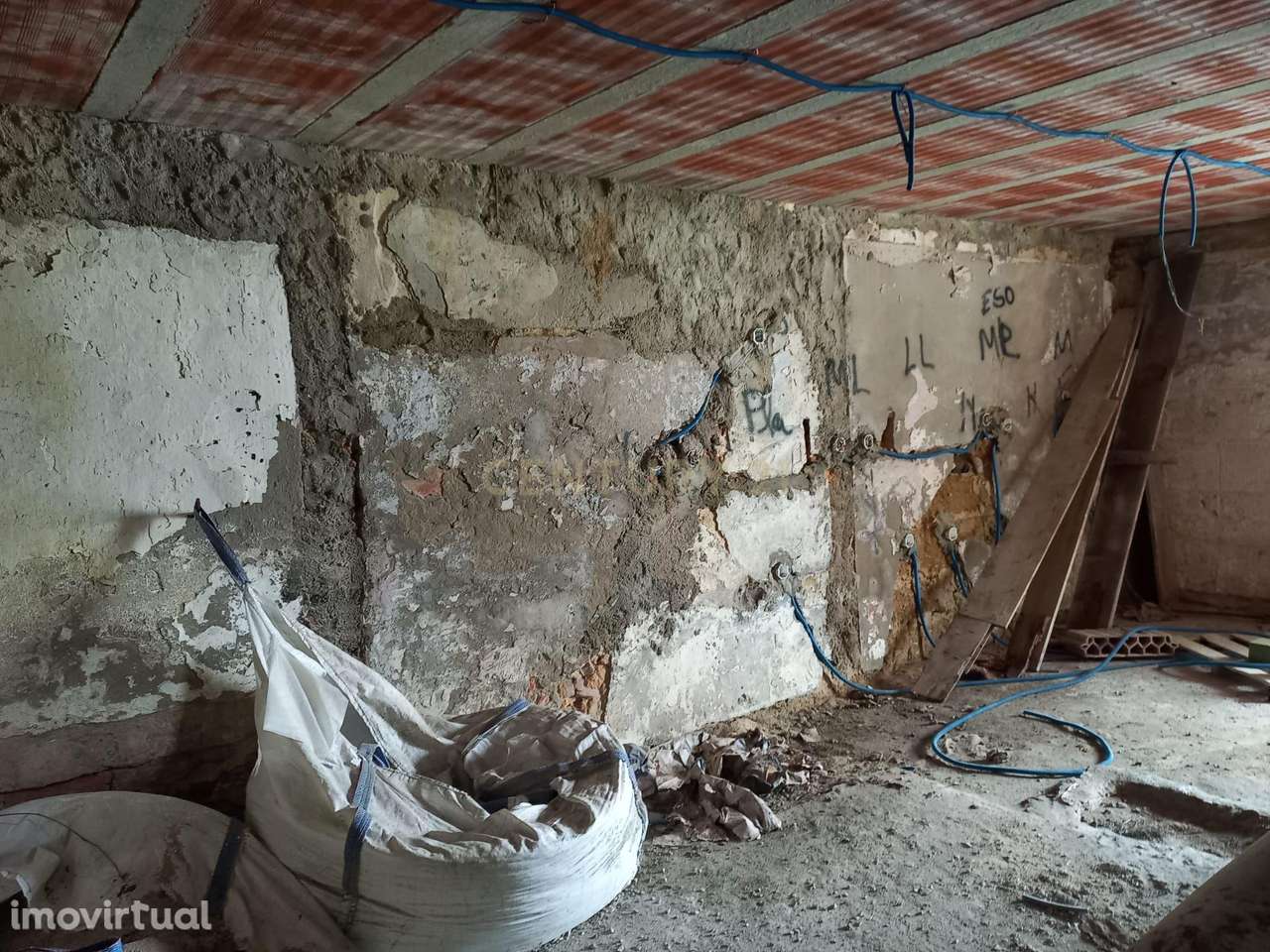 Lote com 3 moradias  - 2 moradias T1 e 1 moradia T2 para reconstrução - Grande imagem: 4/19