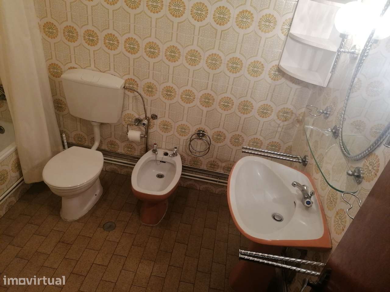 Prédio , localizada em zona central de Stº André, Barreiro. - Grande imagem: 4/22