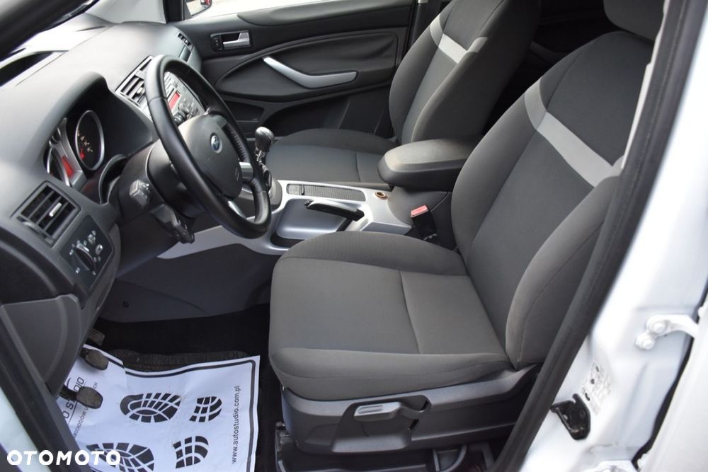 Ford Kuga 2.0 TDCi 2x4 Titanium - 8