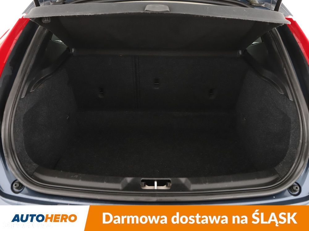 Volvo V40 Cross Country - 17