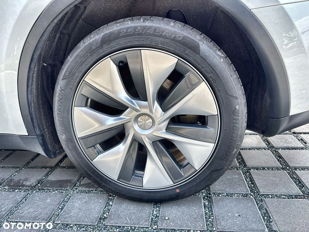 Tesla Y Long Range AWD - 14