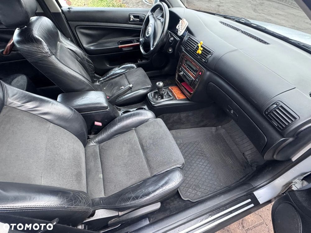 Volkswagen Passat 1.9 TDI Highline - 22