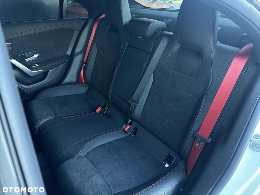 Mercedes-Benz CLA - 16