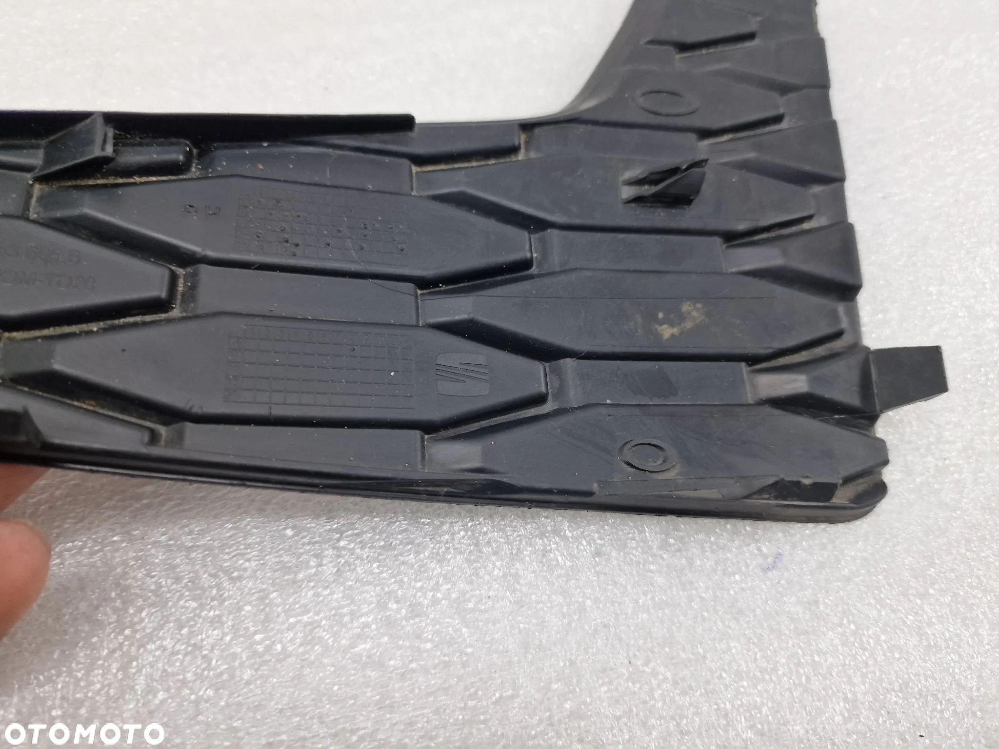 SEAT LEON 3 III FR 12- PRAWA KRATKA BOCZNA ZDERZAKA PRZEDNIEGO PRZÓD , NR 5F0853666B , NR AUKCJI C/104 - 5