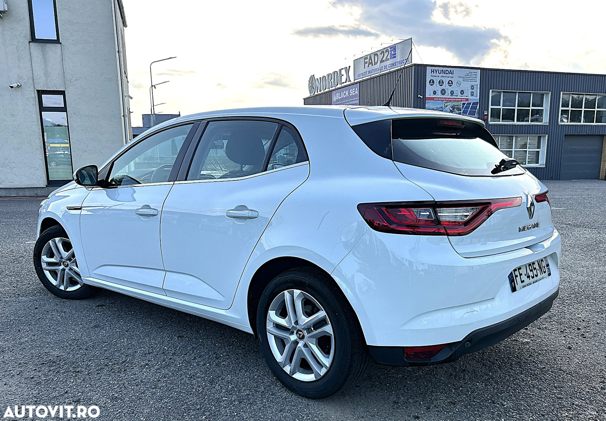 Renault Megane TCe 115 GPF ZEN - 4