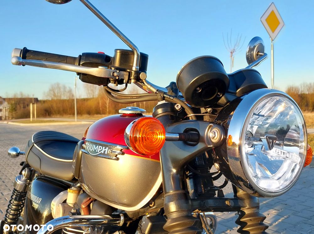 Triumph Bonneville - 38