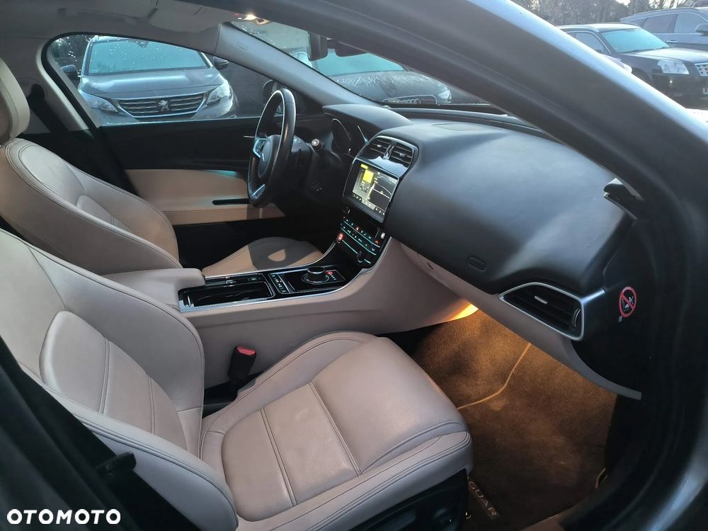 Jaguar XE 2.0 T Prestige - 8