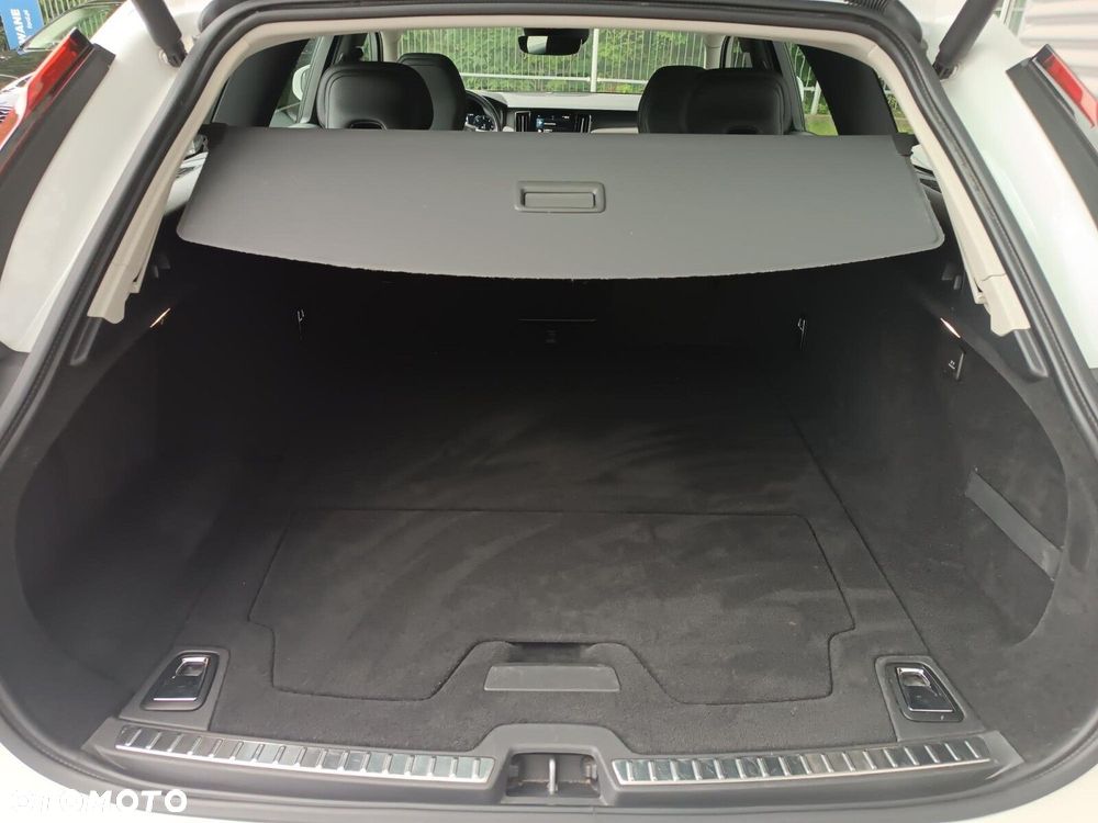 Volvo V90 Cross Country B5 D AWD Pro - 32