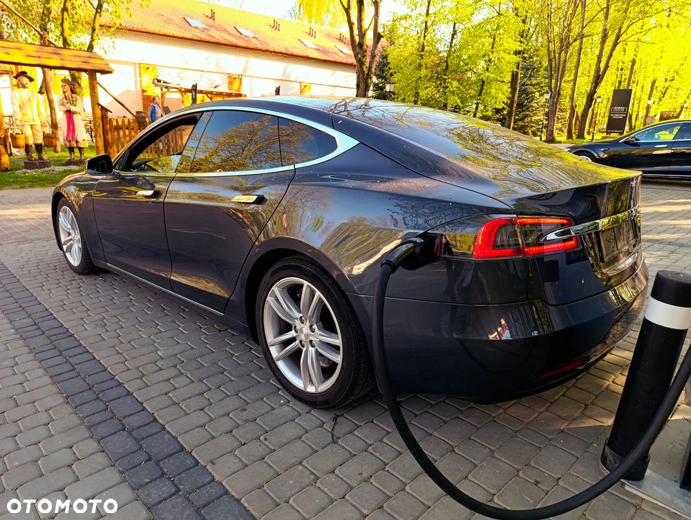 Tesla Model S - 6