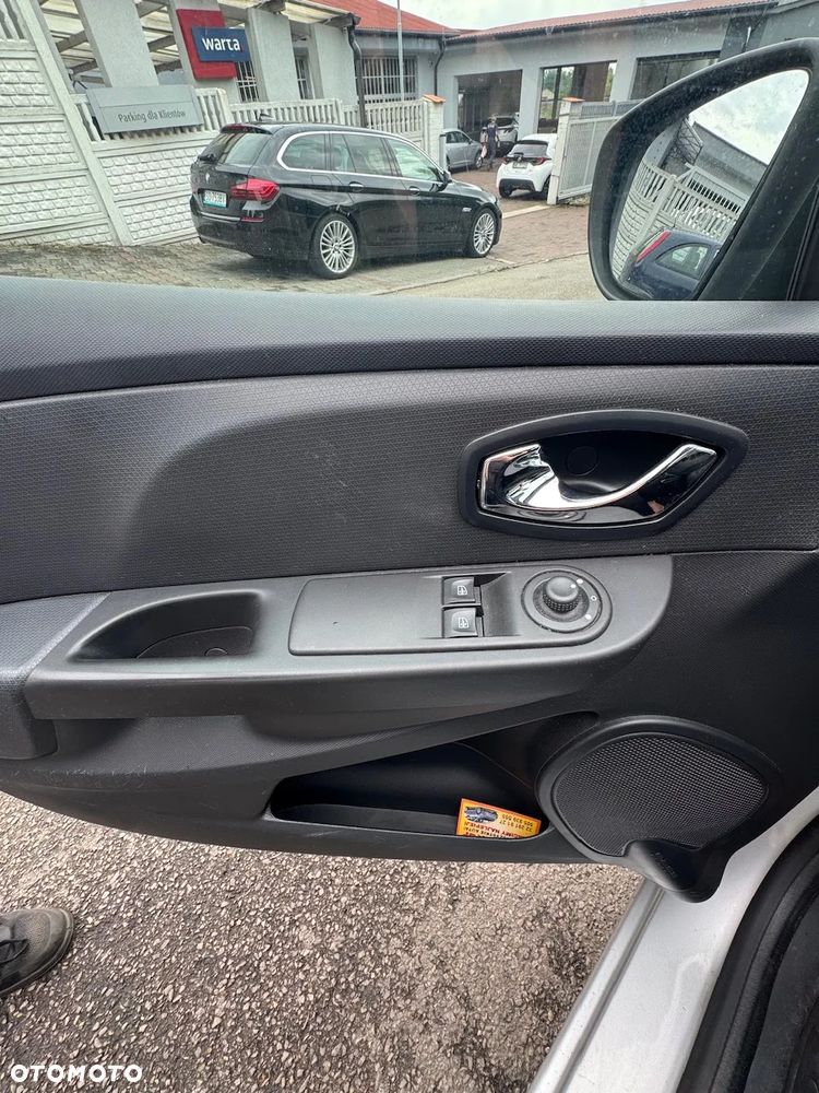 Renault Clio 1.2 16V Life - 9