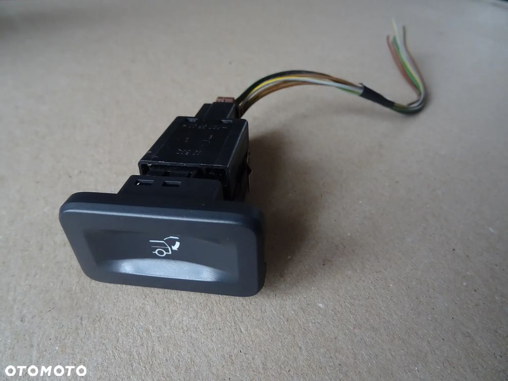 WŁĄCZNIK PRZYCISK KLAPY ELEKTRYCZNEJ OPEL VECTRA C KOMBI  wiązka wtyczka - 14
