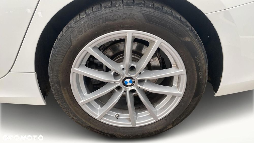 BMW Seria 3 318d mHEV - 15