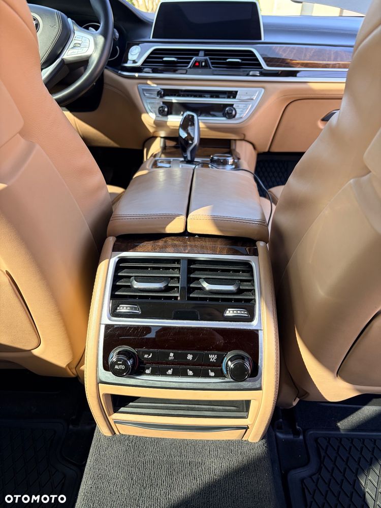 BMW Seria 7 750i xDrive Edition Exclusive - 18