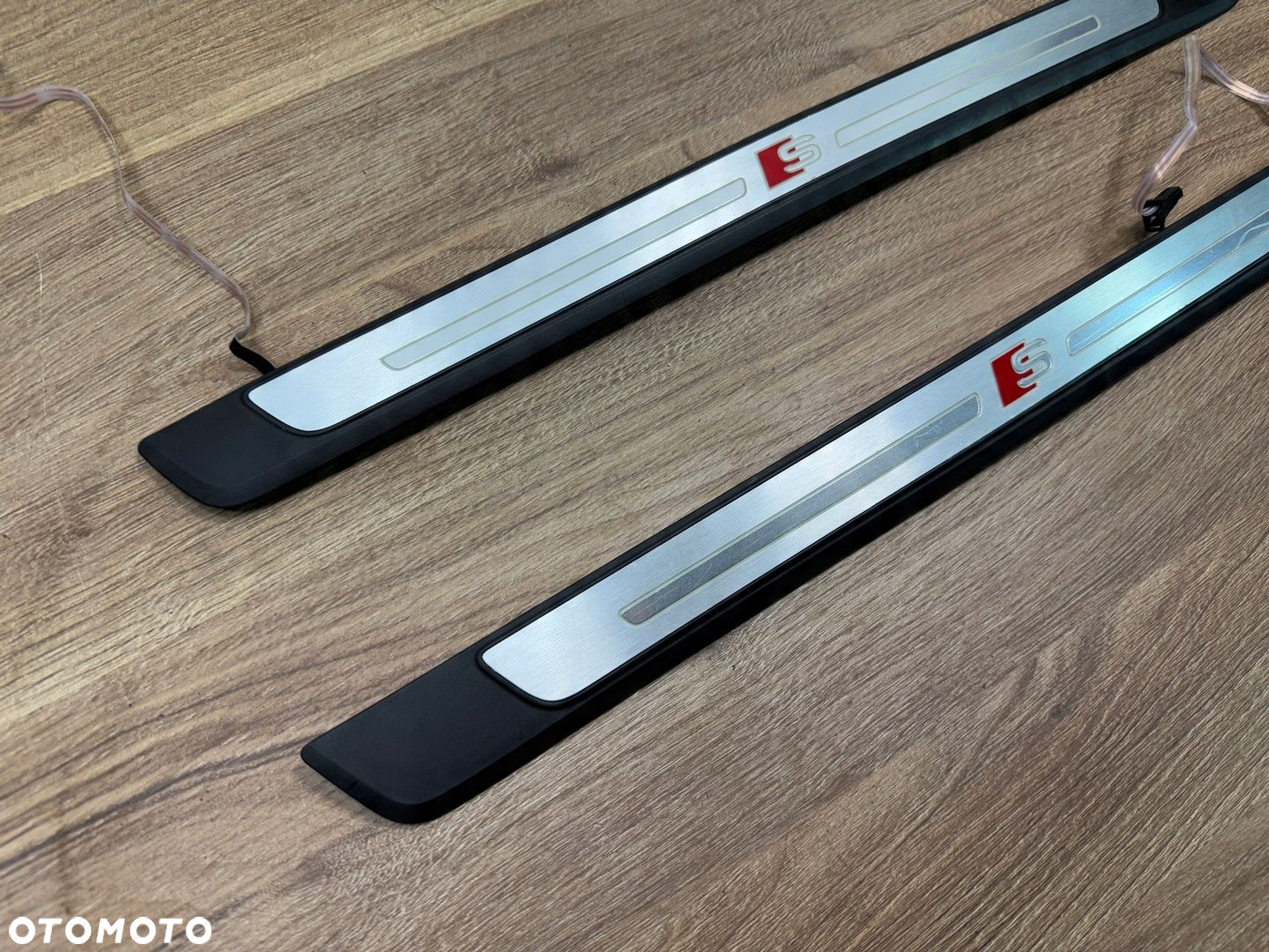 LISTWA PROGOWA NAKŁADKA LED PRAWA AUDI A4 S4 B9 8W0947418 S-LINE - 2