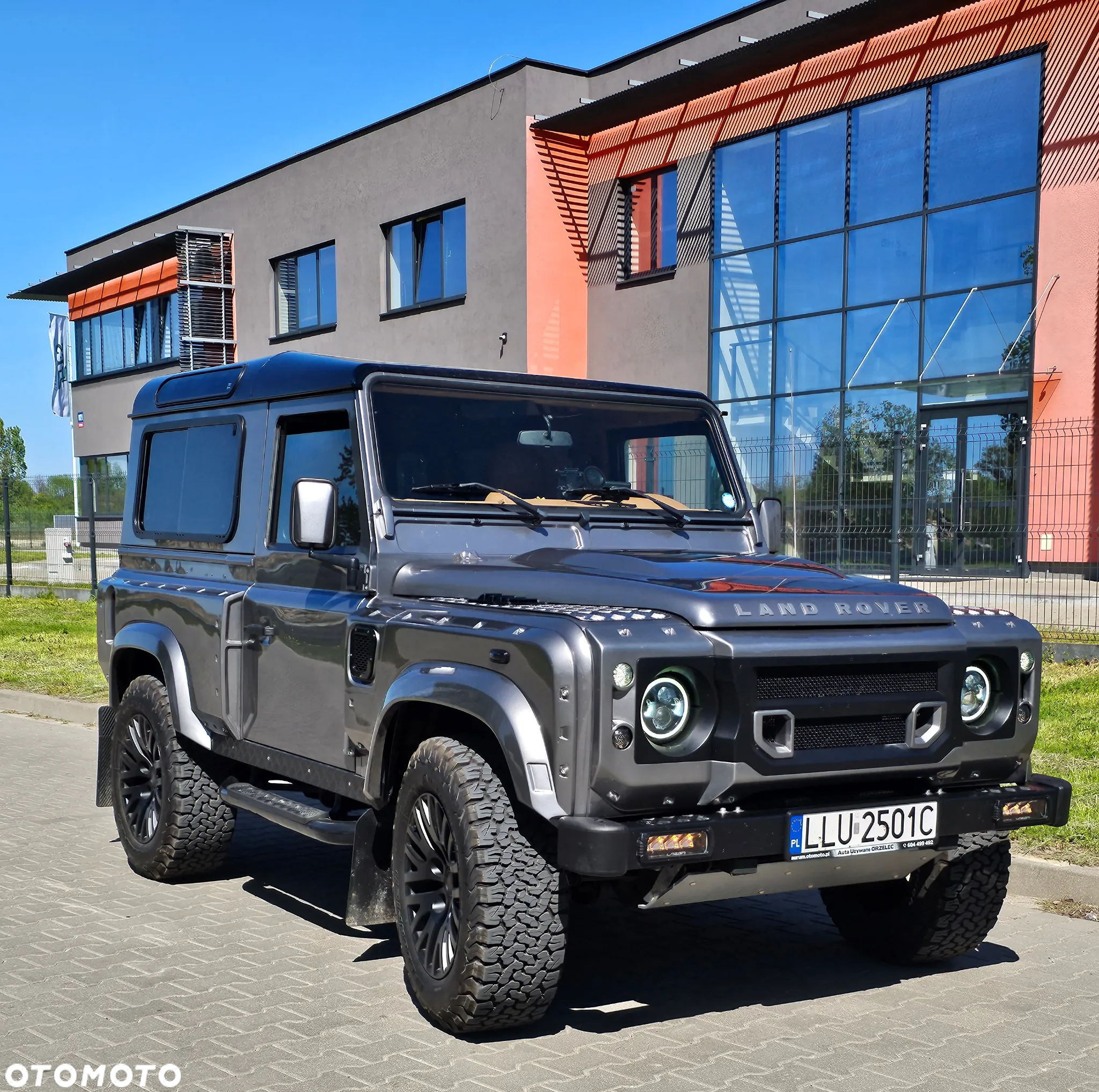 Land Rover Defender - 4