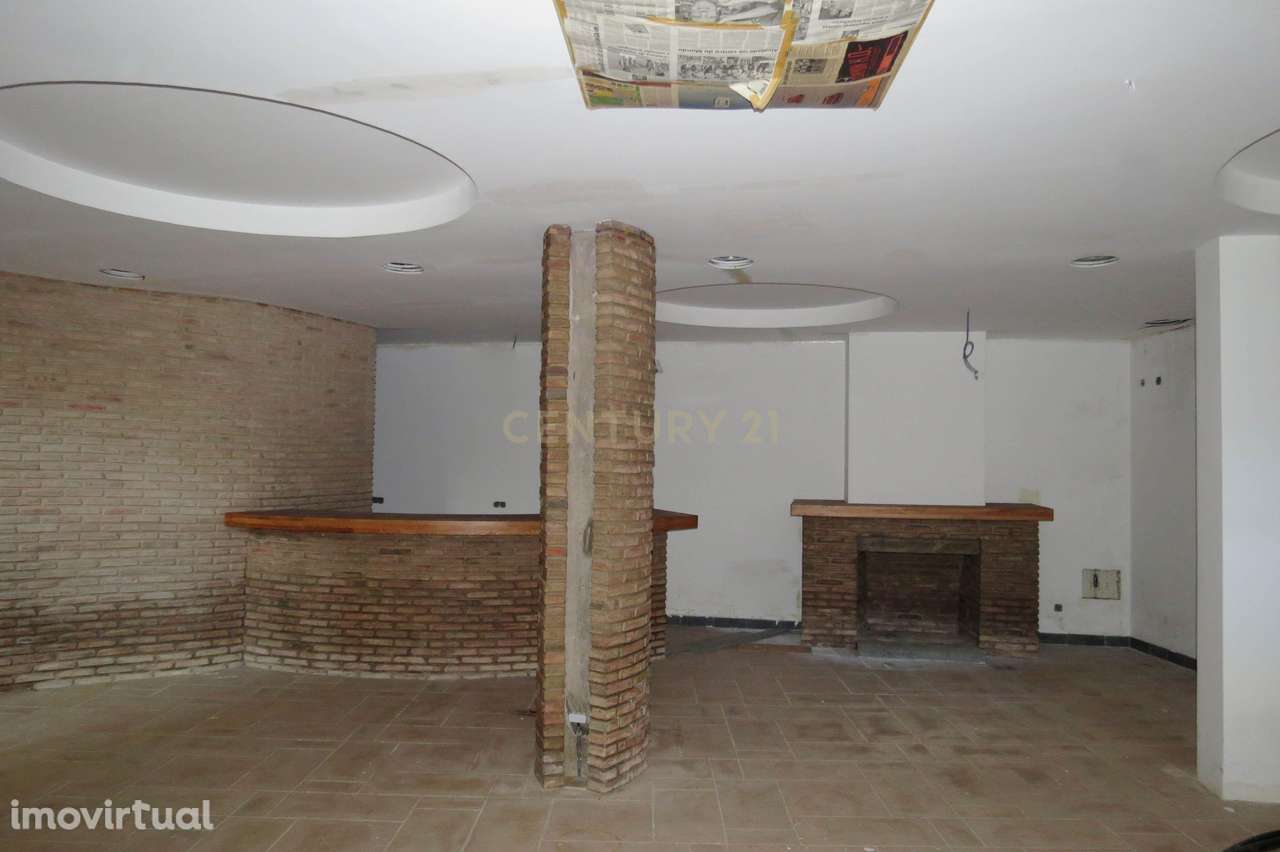 Bar no centro de Monchique, Largo 5 de Outubro - Grande imagem: 3/7