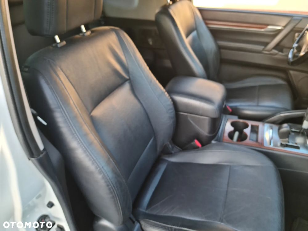 Mitsubishi Pajero - 12
