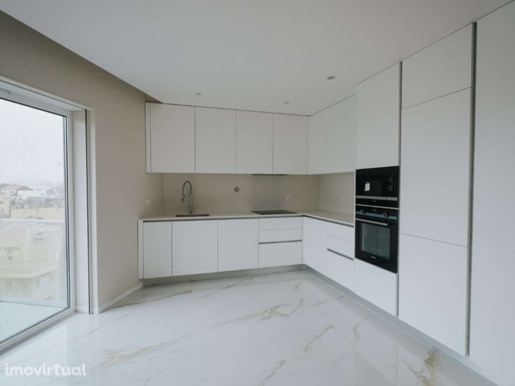 Apartamento T4 novo, a 300 metros da praia, com varanda e lugar de ... - Grande imagem: 4/42
