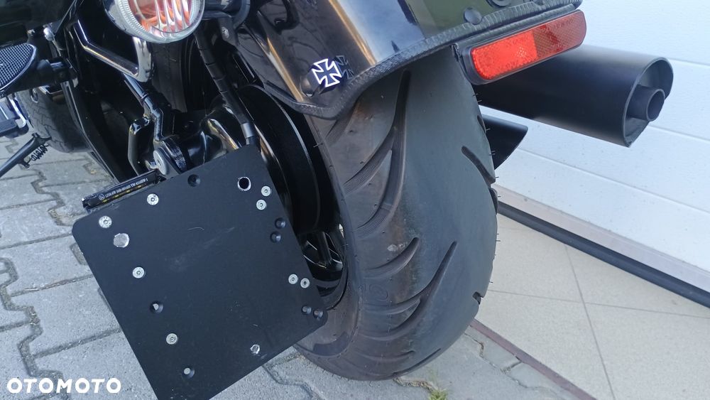 Suzuki Intruder - 8