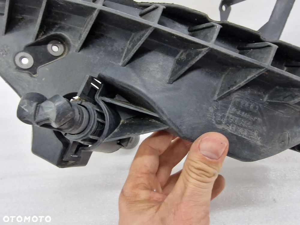 AUDI A4 B8 LIFT 11- LEWY ŚLIZG POD LAMPE /  MOCOWANIE LAMPY , NR 8K0805607B , NR AUKCJI SL56 - 11