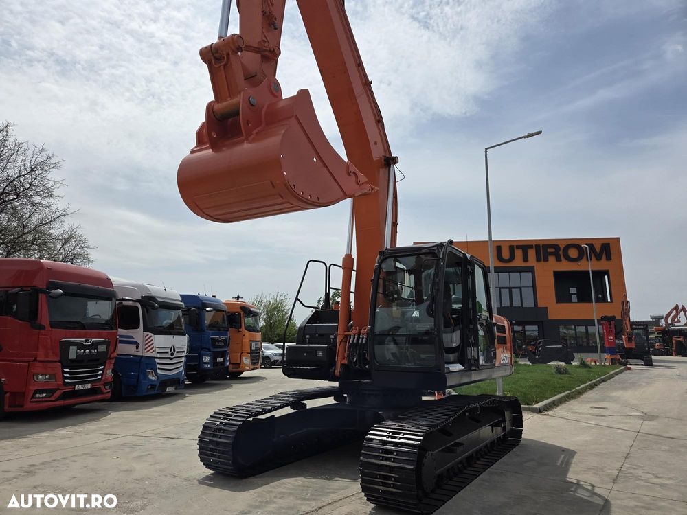 Hitachi ZX250, 6.535h, cupa NOUA 1,55mc, Masa 27,2tone, 2018, INGUST latime 2,99m, adancime sapare 7m, consum mediu 12,6l/h, lant 80% ok doar 620h deplasare, camera spate si laterale, inst picon, inst rotire, Isuzu 173CP, posibil leaasing-PROMOTIE 89.900 EUR - 8