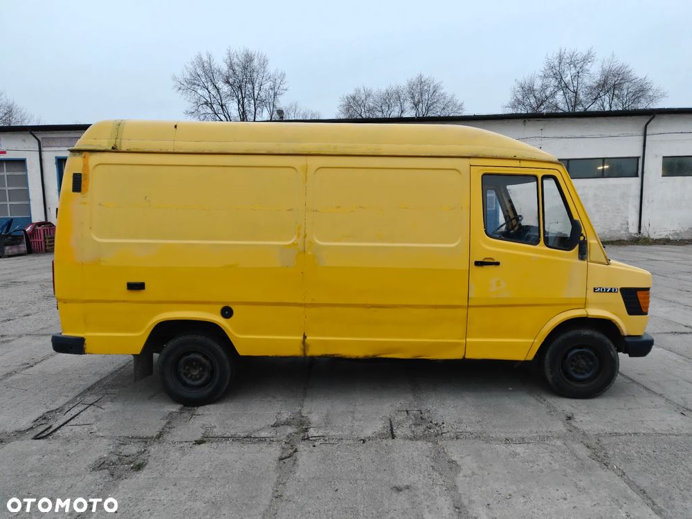 Mercedes-Benz 207 - 6