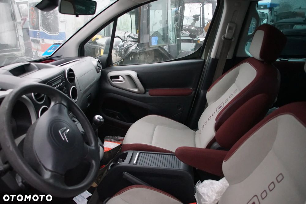 Auto na części - Citroen Berlingo II Multispace 1.6 VTI 120 KM 5F01 20DP56 KGP 2010R Silnik Skrzynia Drzwi Lusterko Zderzak Klapa Lampa Klamka Szyba Relingi Deska Kokpit Sterownik Moduł Czujnik Licznik Panel Wyświetlacz Kierownica - 12