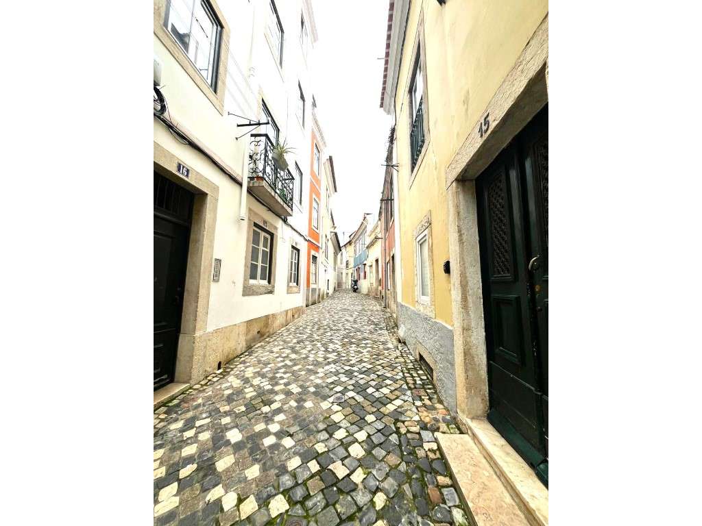 Prédio Devoluto anterior a 1951 no Martim Moniz - Grande imagem: 3/18