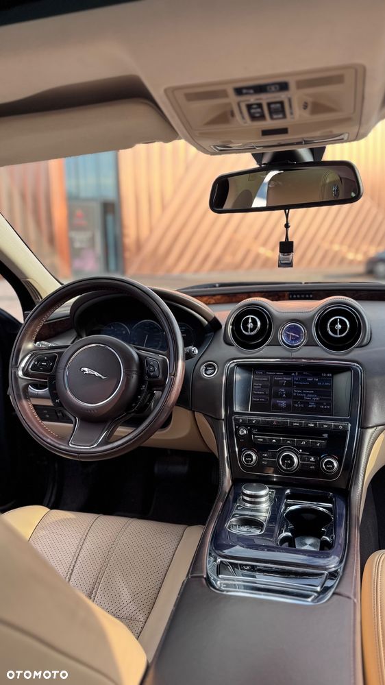 Jaguar XJ 3.0 D V6 LWB Premium Luxury - 11