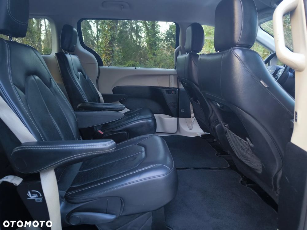 Chrysler Pacifica - 12