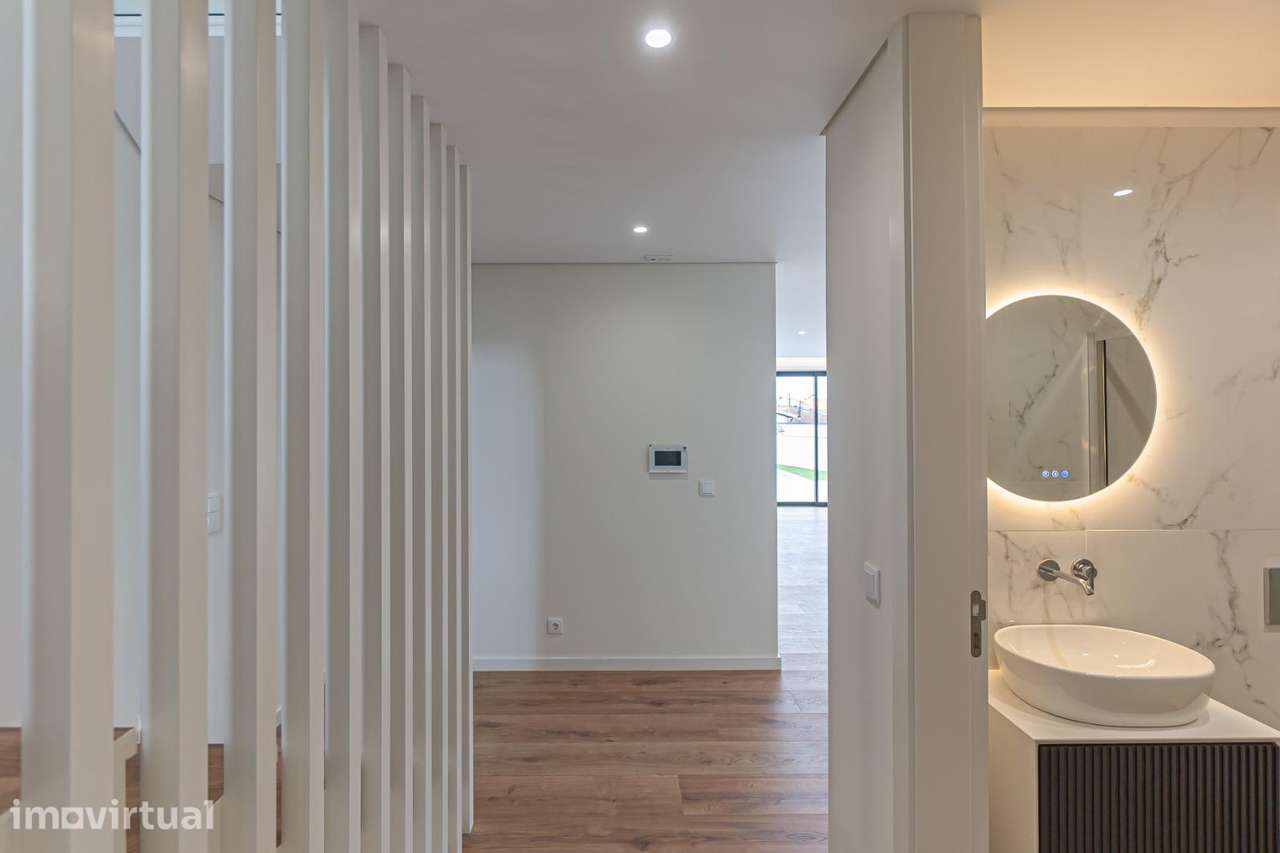Esta extraordinária moradia T3+1 de arquitetura contemporânea - Grande imagem: 4/36