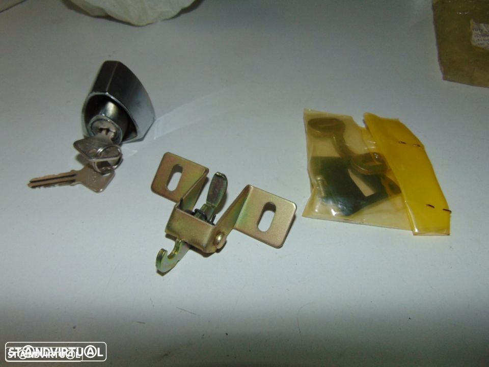 Fiat 850 - fecho completo da tampa do motor - 1