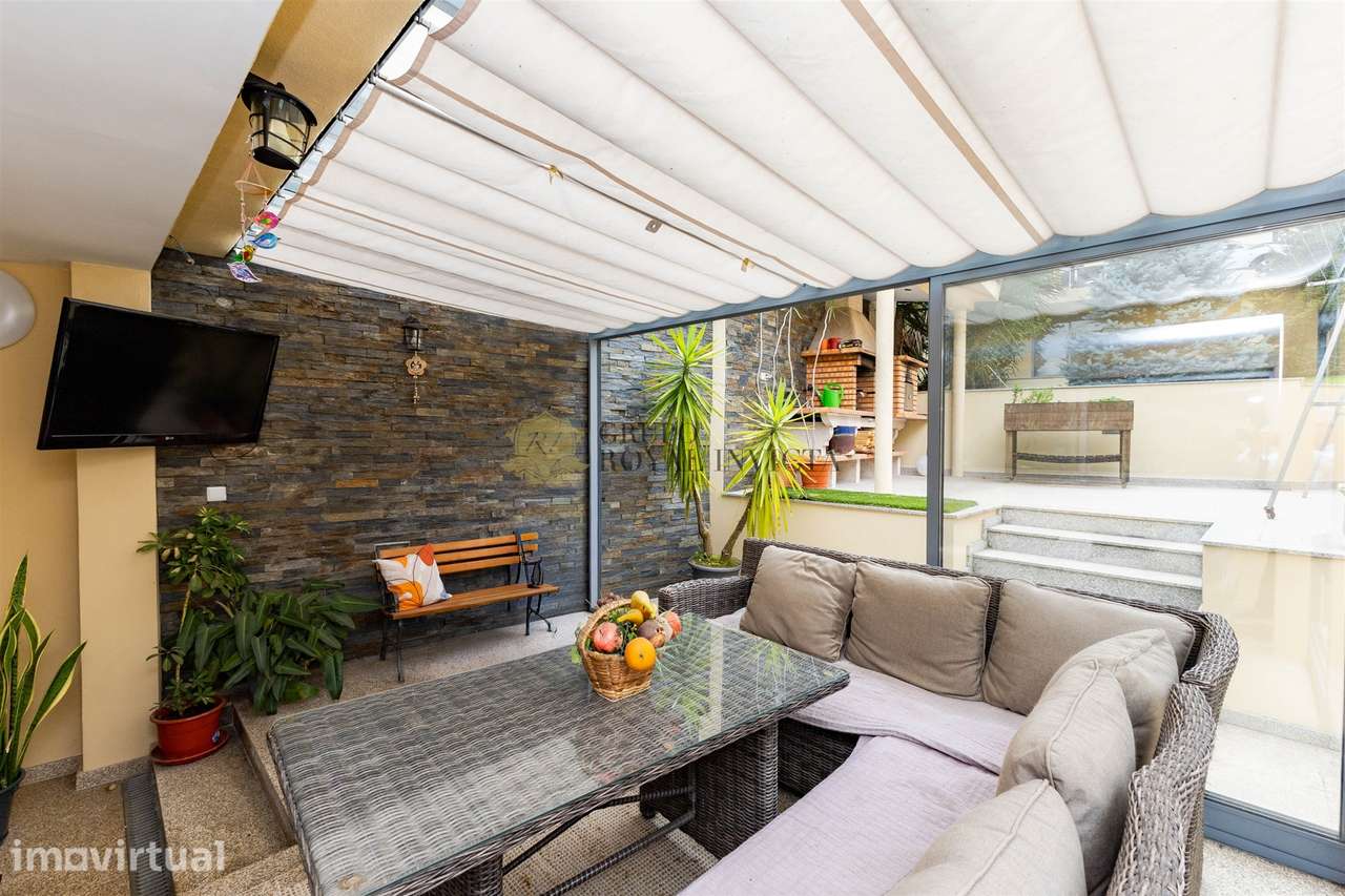 Moradia V2 Duplex com Jardim Privativo, Garagem para 4 Carros e Excele - Grande imagem: 3/33