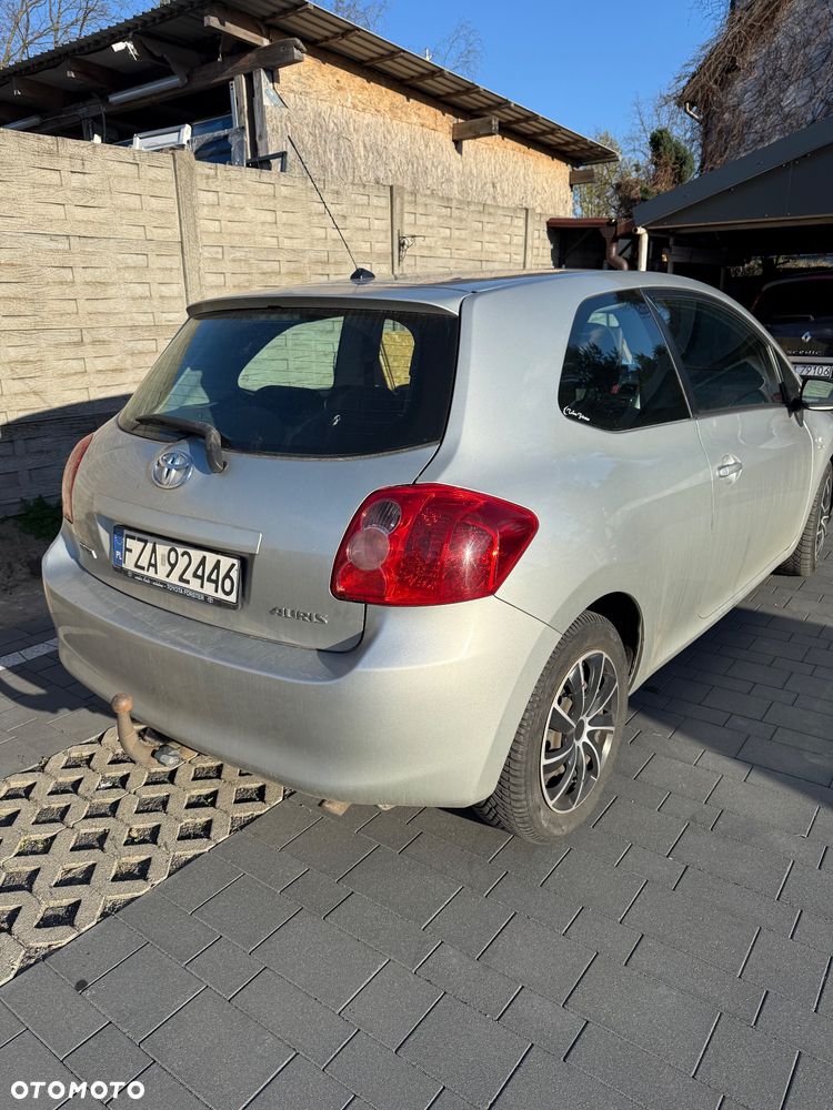 Toyota Auris 2.2 D-4D X - 2