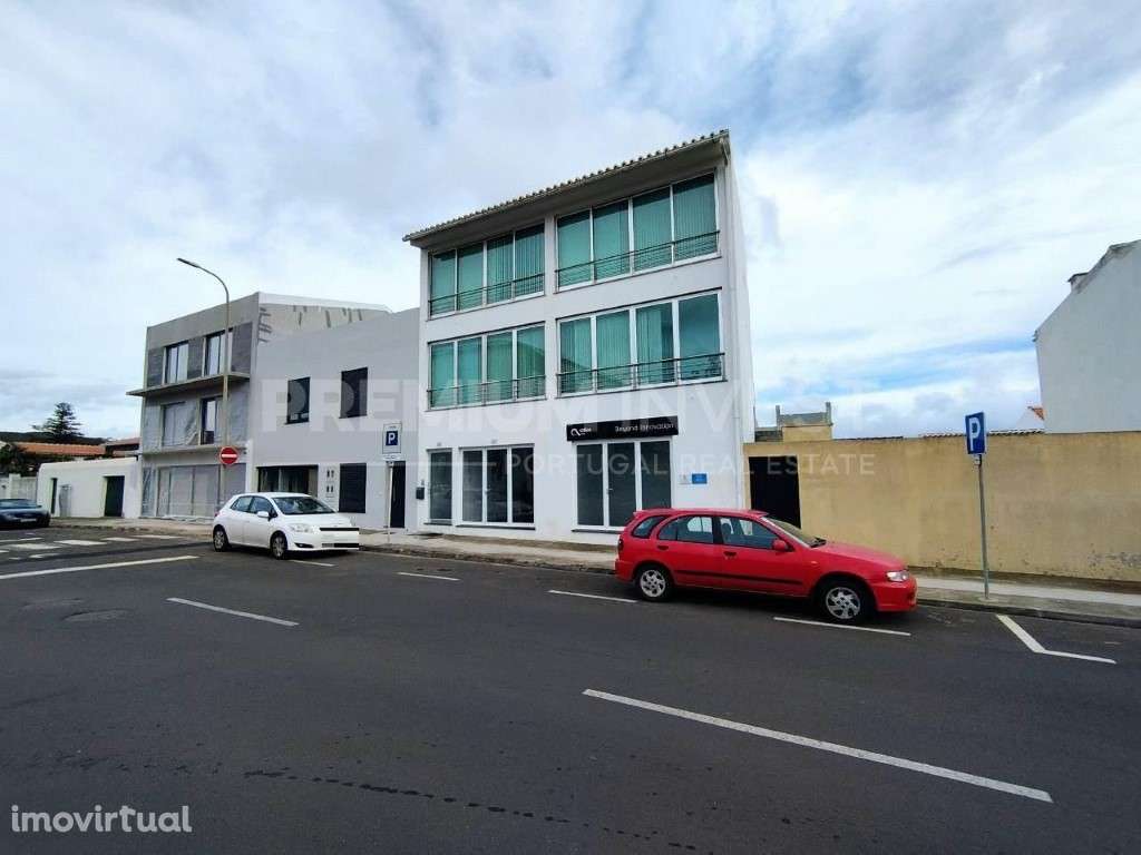 Prédio constituído por Duas lojas e três Apartamentos Praia da Vitória - Grande imagem: 2/40