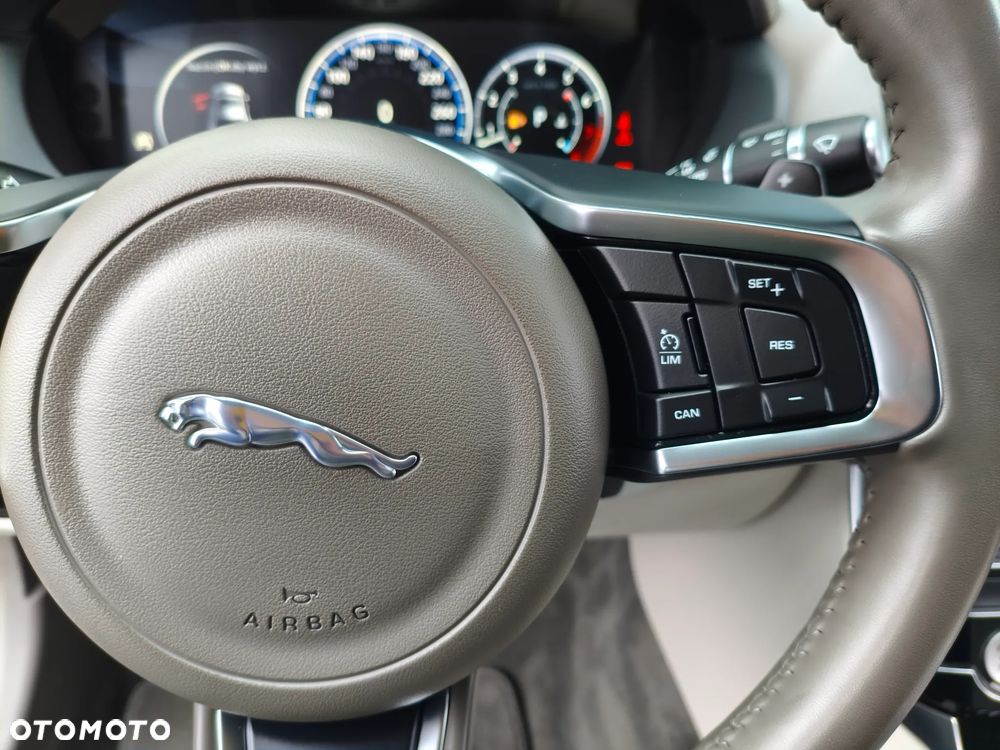 Jaguar XE 2.0 T Prestige - 17