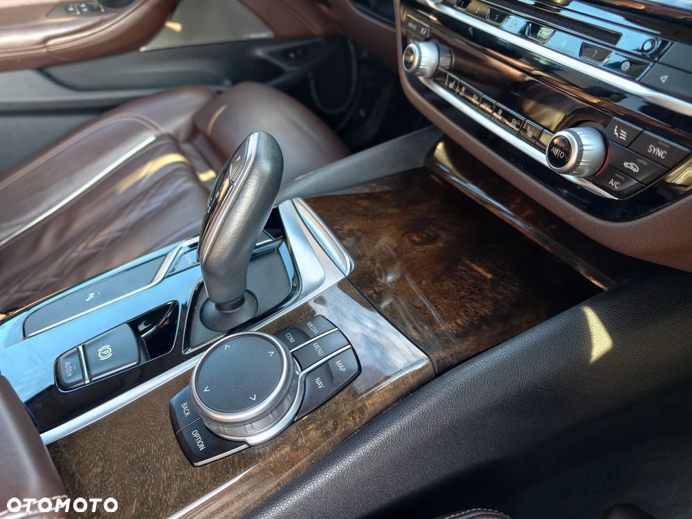 BMW Seria 5 530i GPF xDrive Sport Line sport - 19