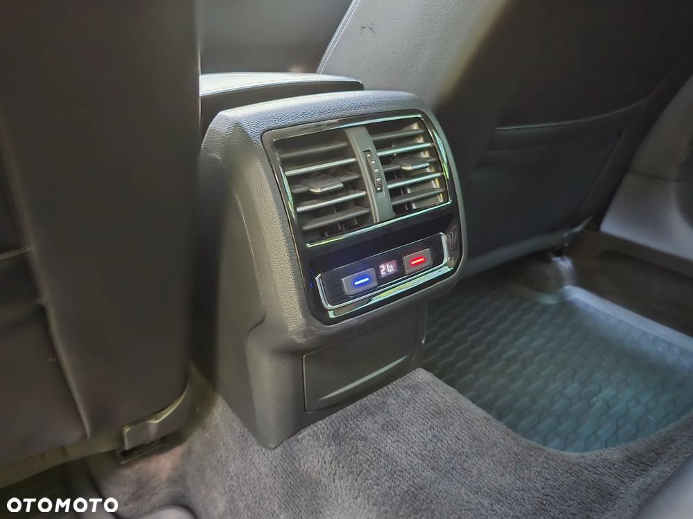 Volkswagen Passat 2.0 TDI SCR 4Mot DSG Highline - 27
