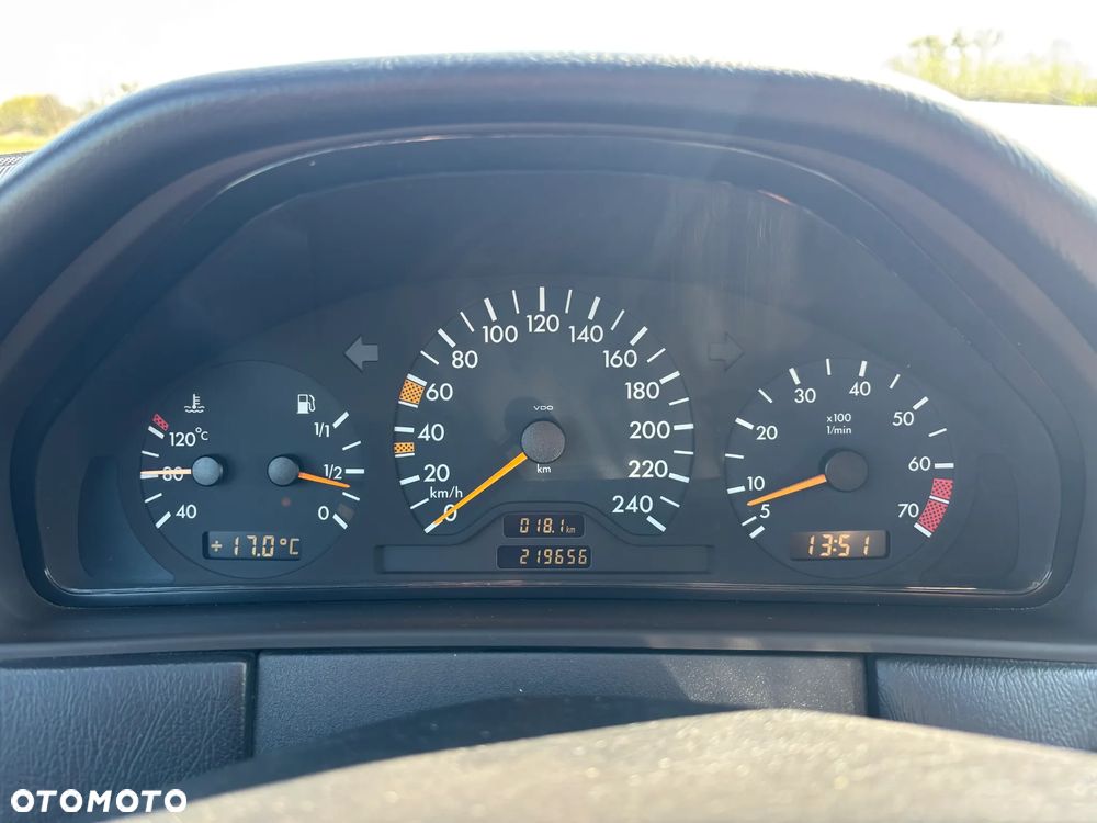 Mercedes-Benz Klasa E 200 - 14