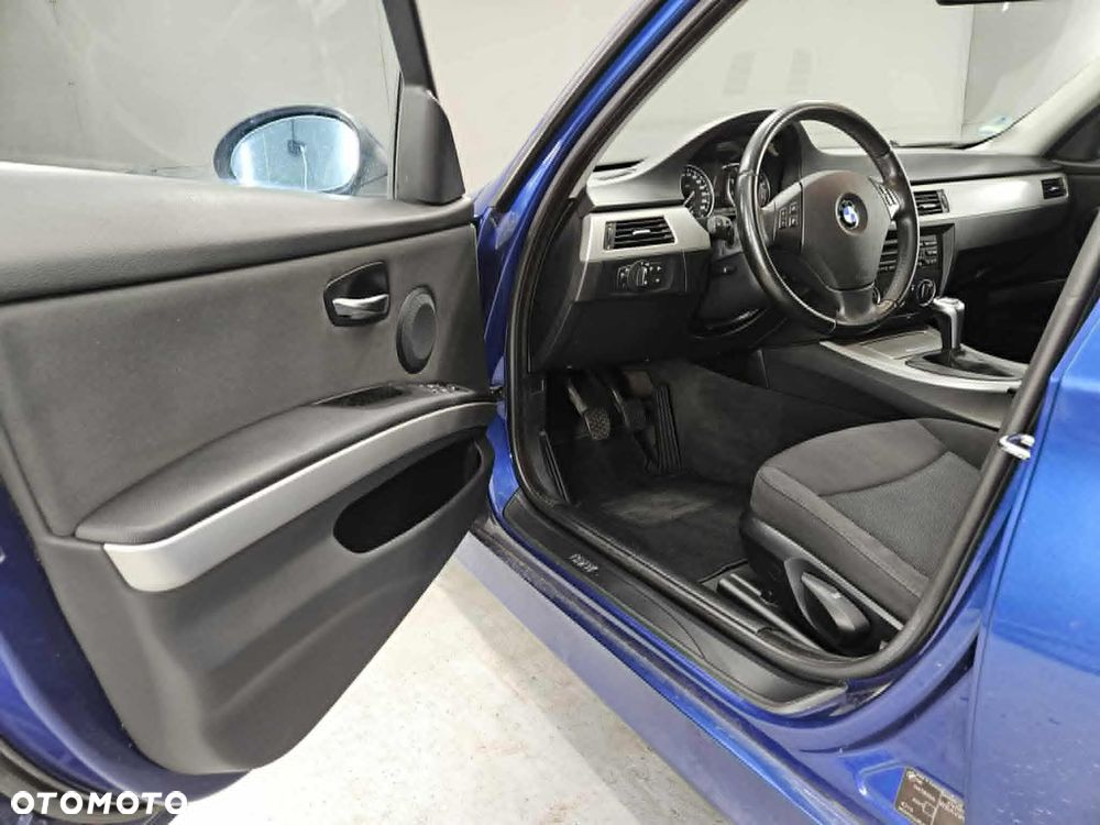 BMW Seria 3 320i - 10