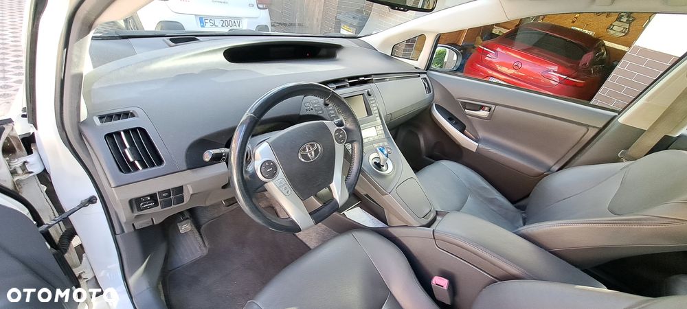 Toyota Prius (Hybrid) - 13